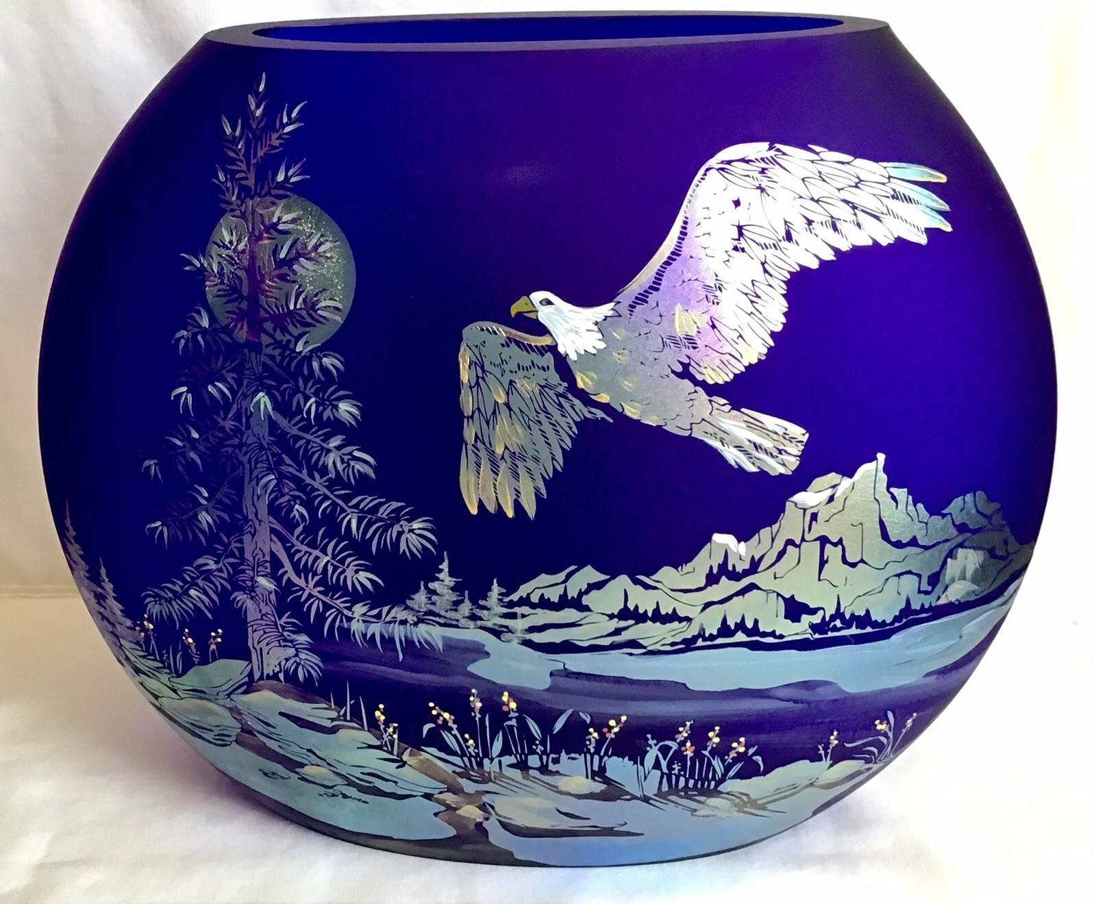 FENTON ART GLASS LIMITED EDITION FABRENE FREEDOM SOARS VASE #803/950