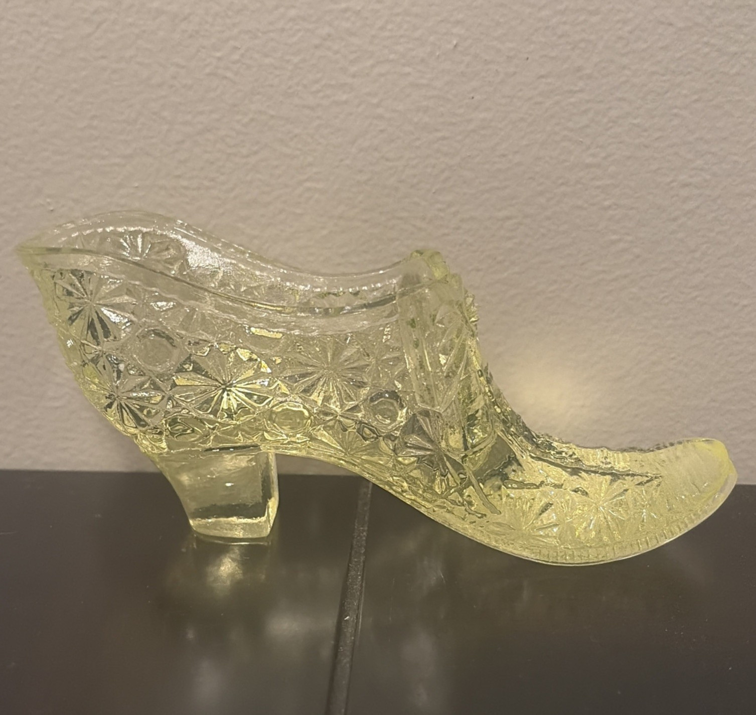 Boyd Daisy & Button Bowtie Shoe Slipper 5.5″ Vaseline Uranium Glass UV Glow