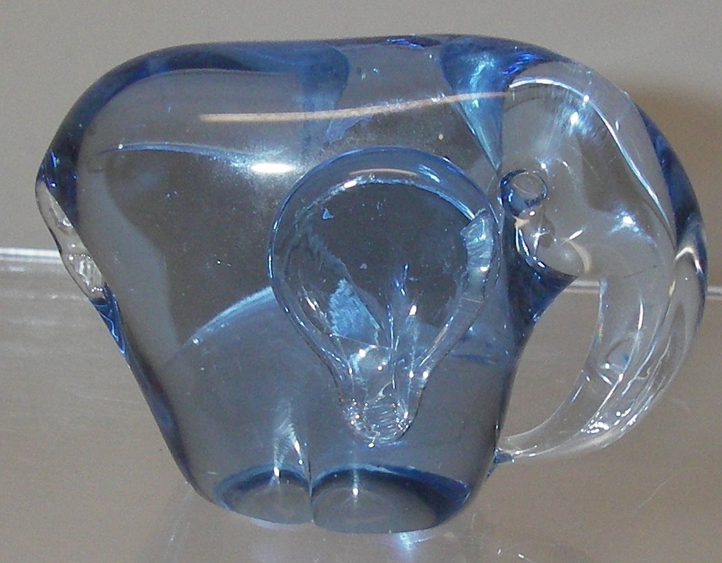 US Commemorative Fine Art Gallery Glass Elephant PAPERWEIGHT Blue 2¼” h Vintage