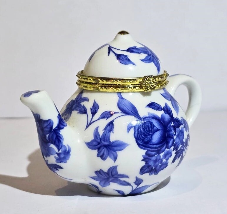 MIniature Teapot Trinket Box Blue & White Floral w/ Gold Trim Clasp & Hinge EUC