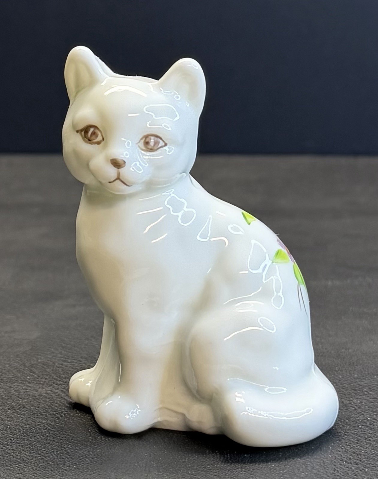 Vintage Fenton 3.5″ Sitting Cat Figurine HP Violets in Snow Nancy Roberts Artist