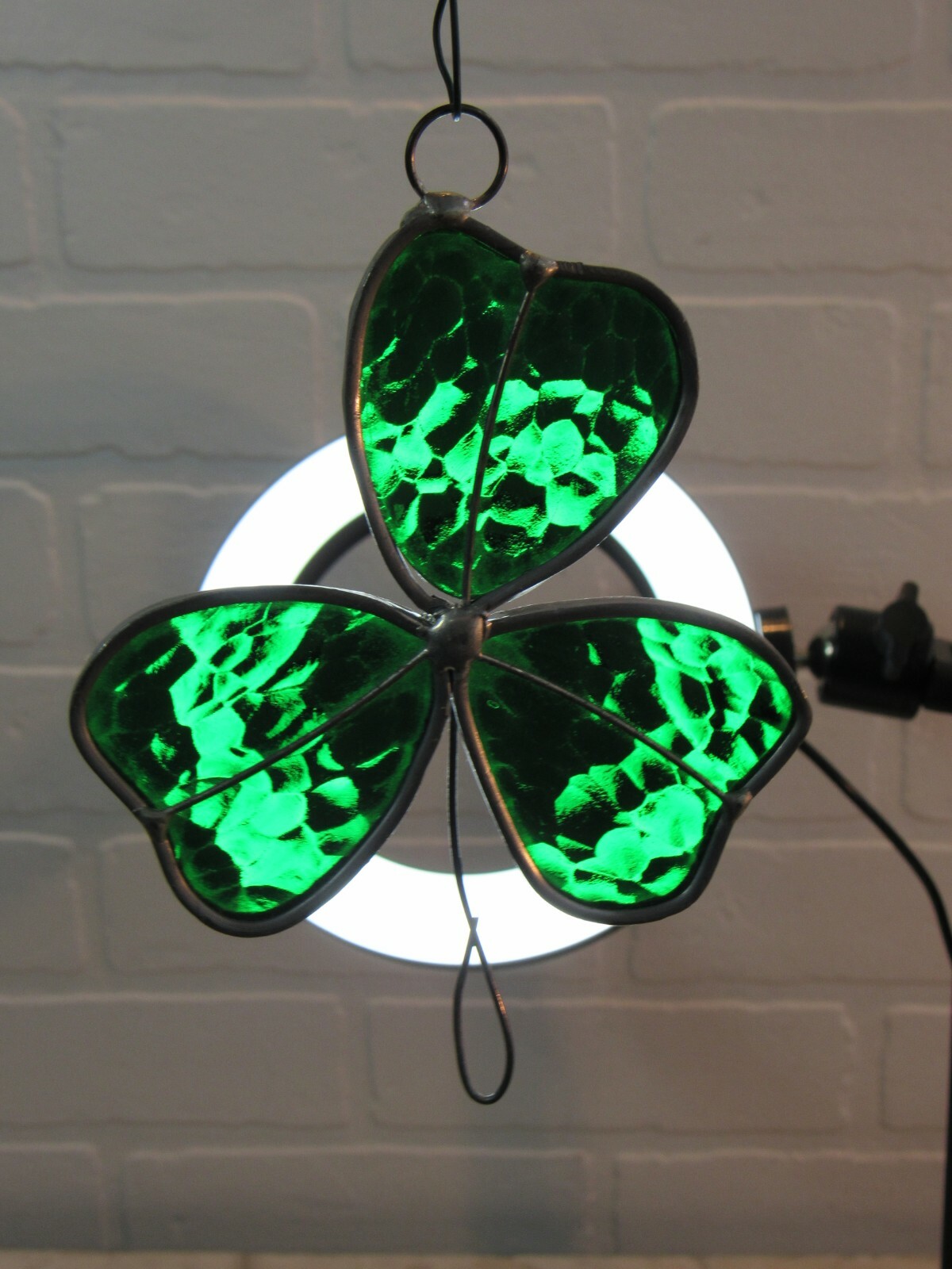 VINTAGE STAINED GLASS GREEN SHAMROCK CLOVER SUNCATCHER 5 1/4 X 3 1/4″