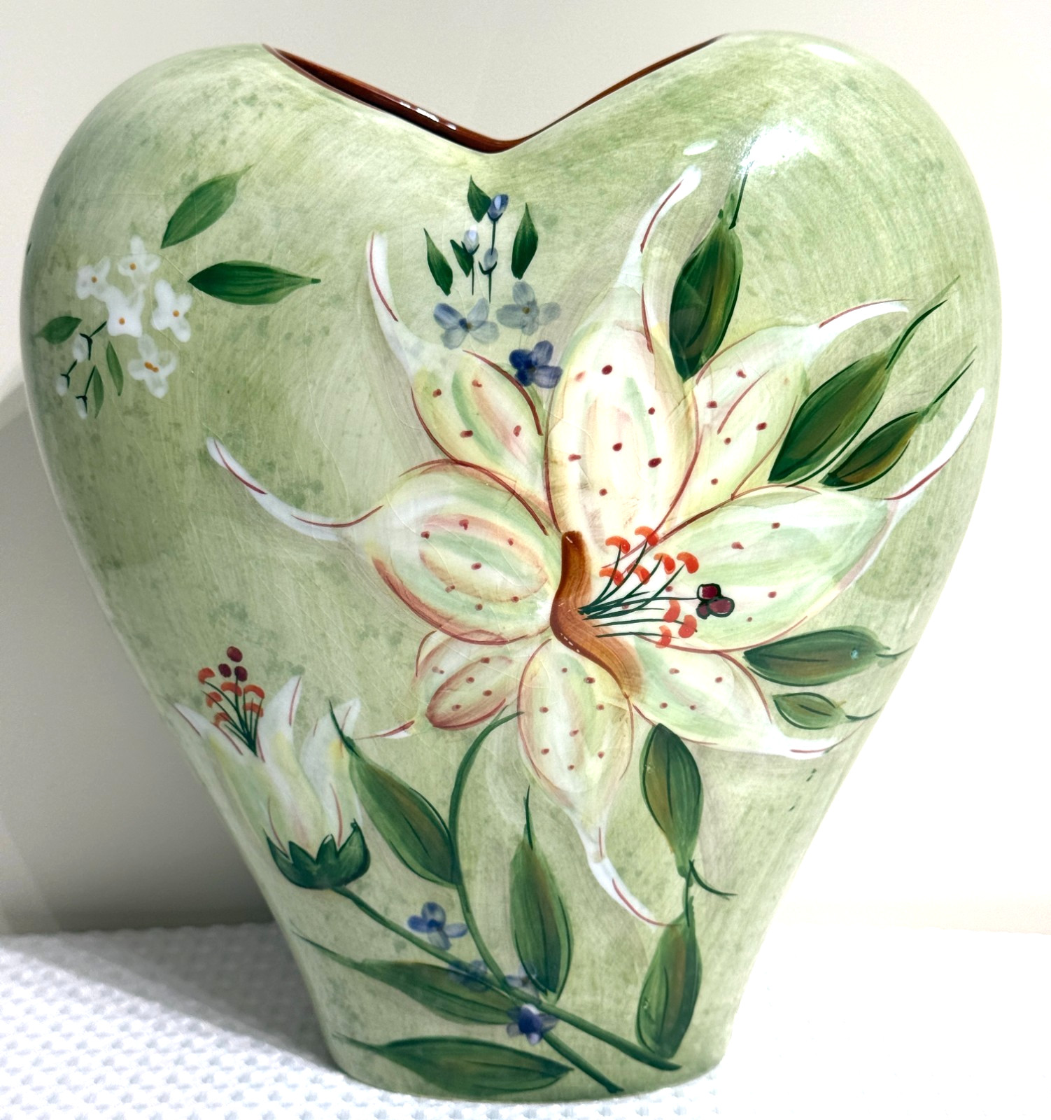 Inspirado Stonelite Tall Heart Shaped Hand Painted Vase with Tiger Lilies #609
