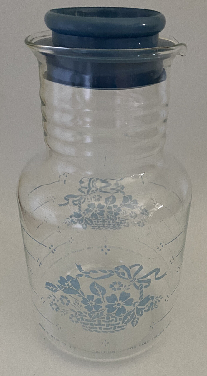 VTG Pyrex 2 QT 2 L Glass 7520 Refrigerator Carafe Pitcher w BLUE BASKET RETRO