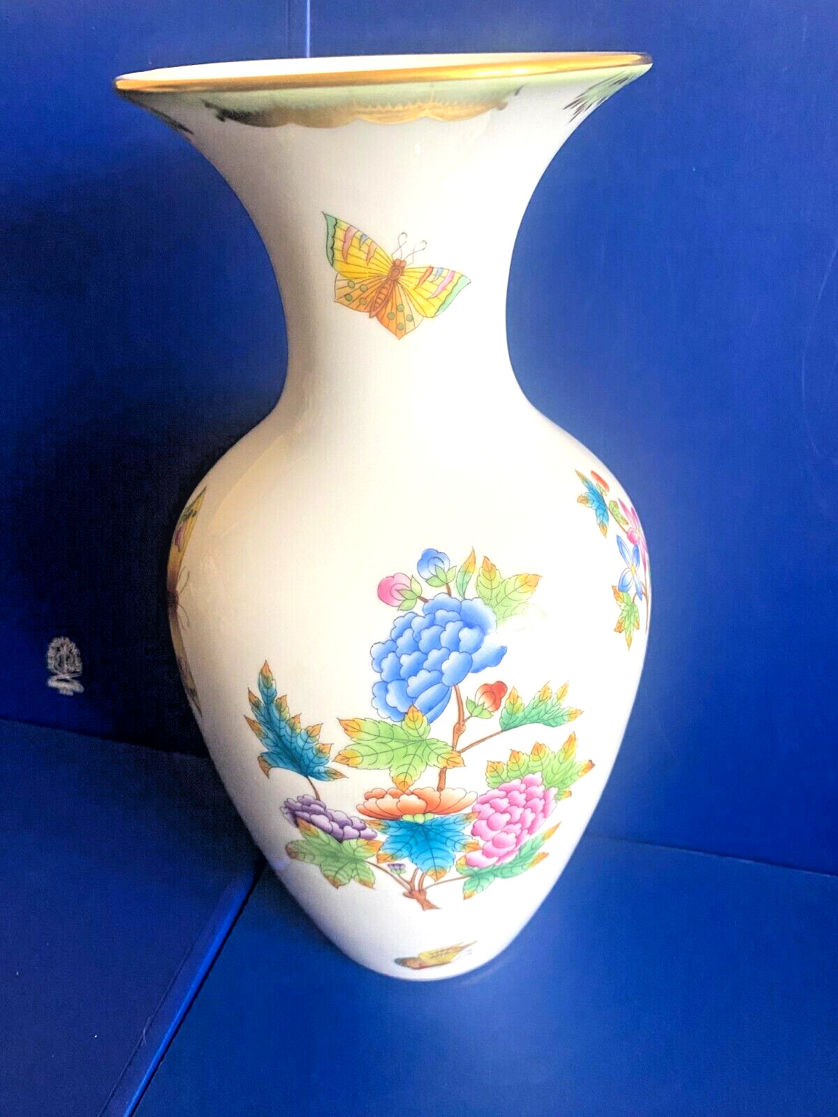 HEREND PORCELAIN HANDPAINTED QUEEN VICTORIA VASE 7026/VBO