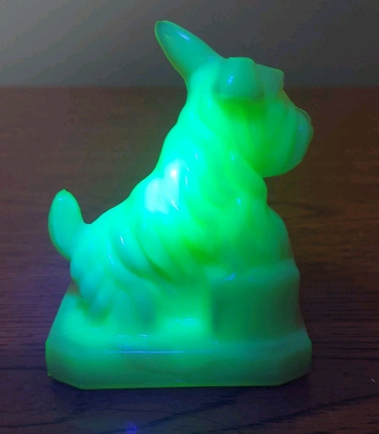 Boyd Art Glass JB Scottie Dog Figurine Ivory Blush Slag Glows Bright EC