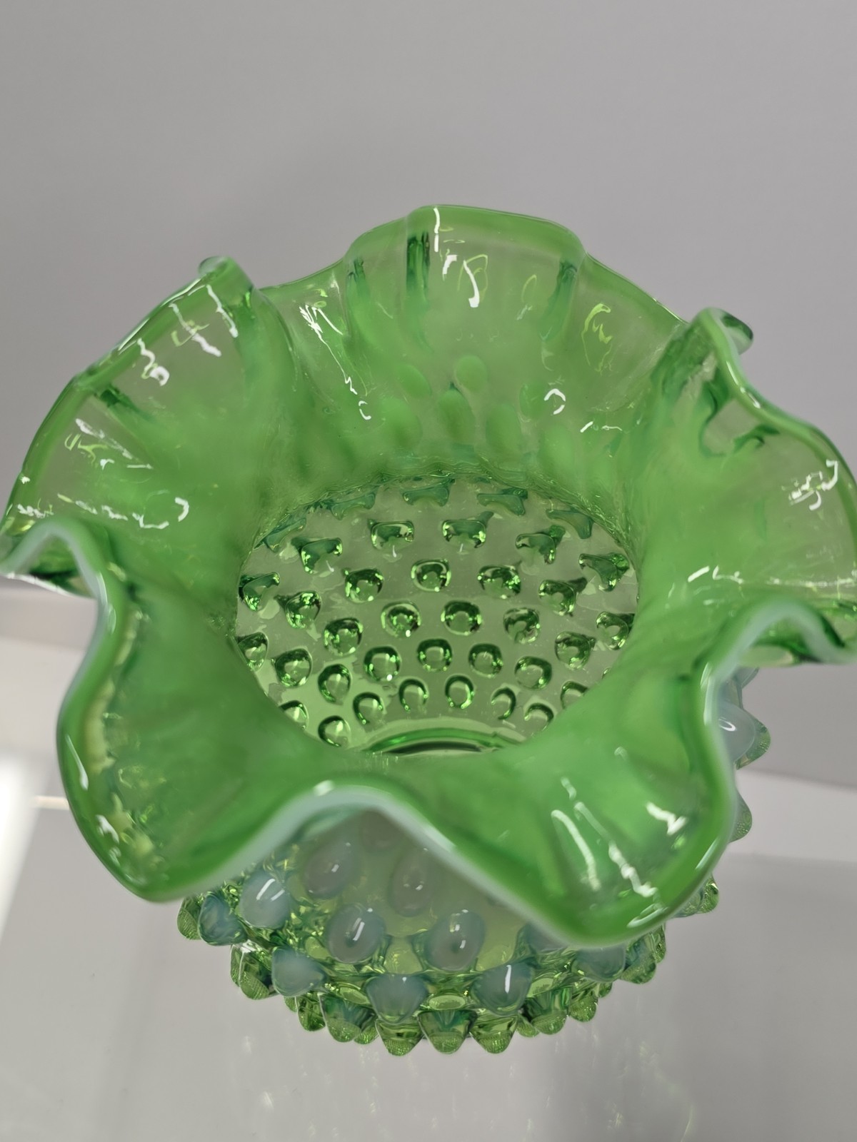 Vintage Fenton Stunning Emerald Green Opalescent Hobnail Ruffled Vase 4.75”
