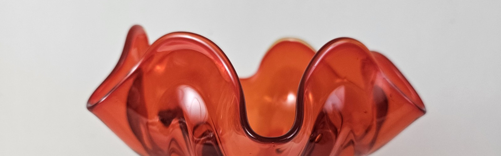 Amberina Glass Pedestal Handkerchief Vase / Bowl / Compote L.E. SMITH UV GLOWS