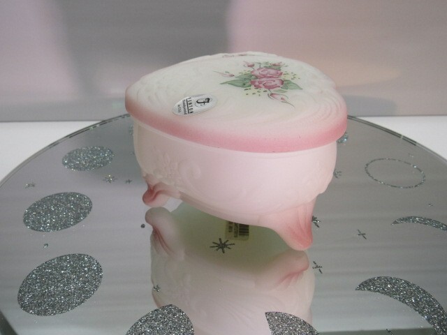 FENTON GLASS DOUBLE HEART WHITE SATIN GLASS FOOTED TRINKET BOX W/LID