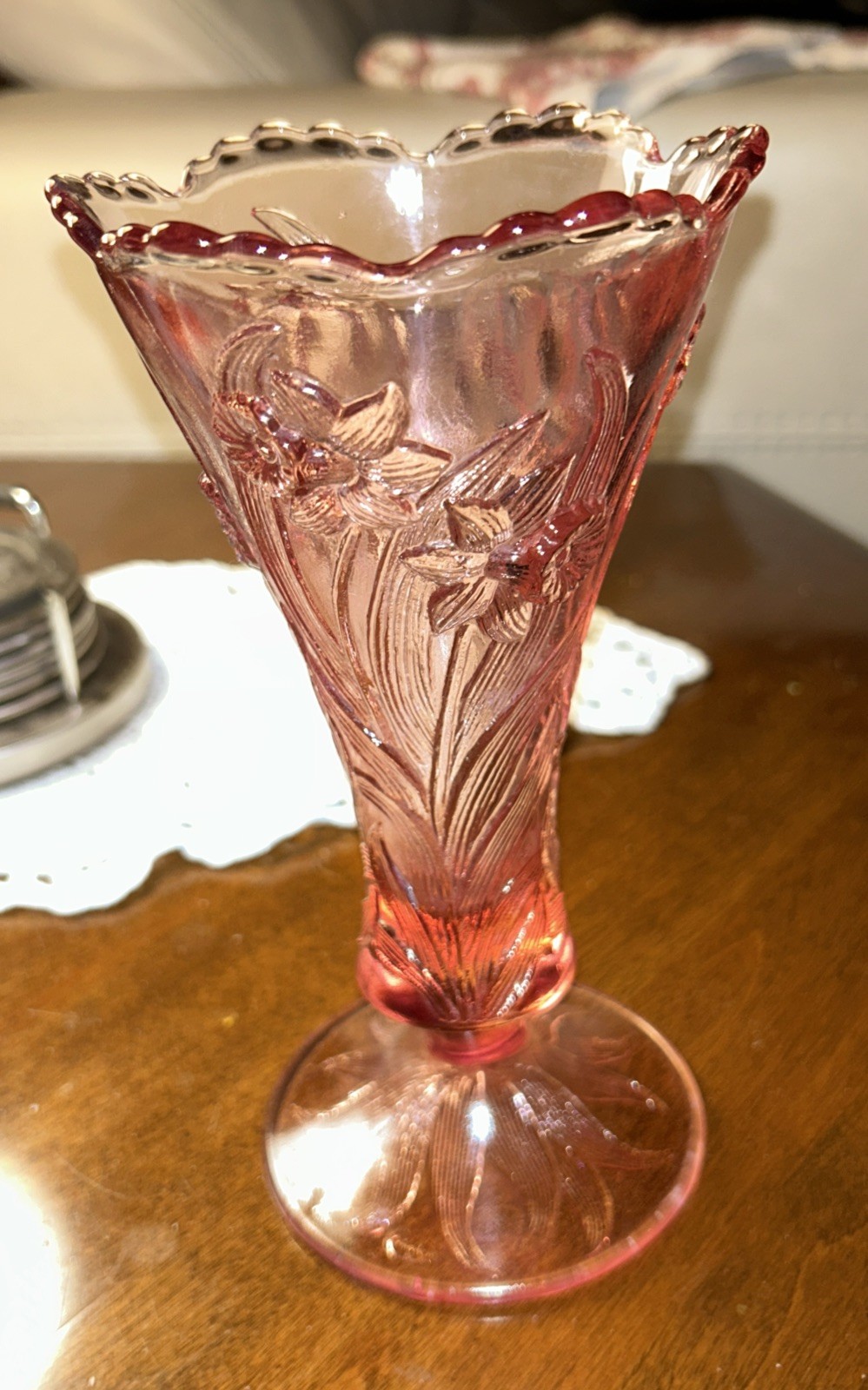 FENTON ART GLASS DUSTY ROSE PURPLE/PINK 7 1/2 ” DAFFODIL VASE, 95TH ANNIVERSARY