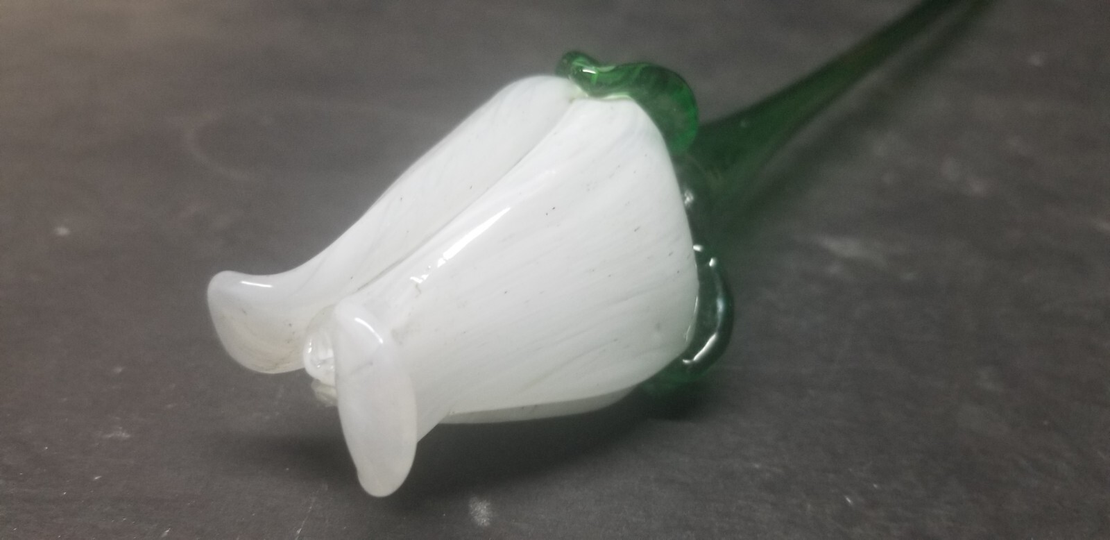 ART GLASS WHITE ROSE BUD LONG STEM GLASS FLOWER 17 1/2″