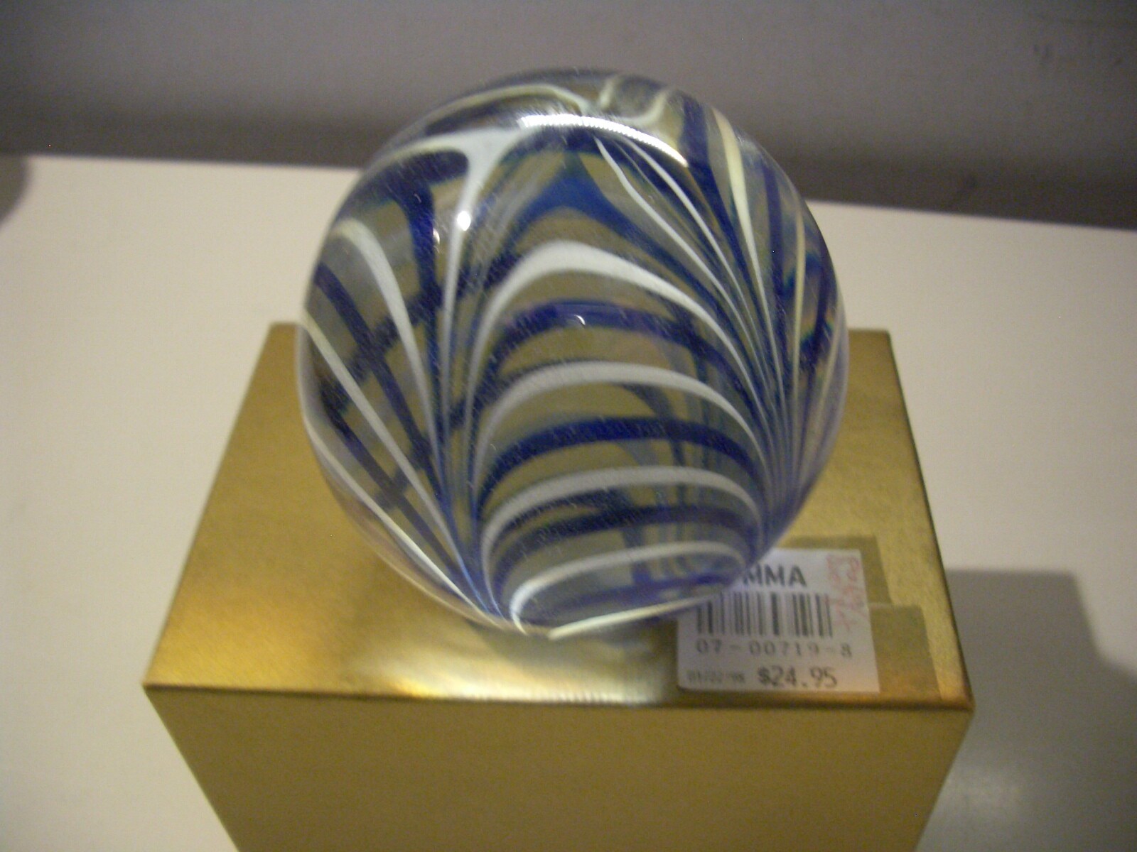 VINTAGE MMA METROPOLITAN MUSEUM OF ART BLUE WHITE SWIRL ART GLASS PAPERWEIGHT