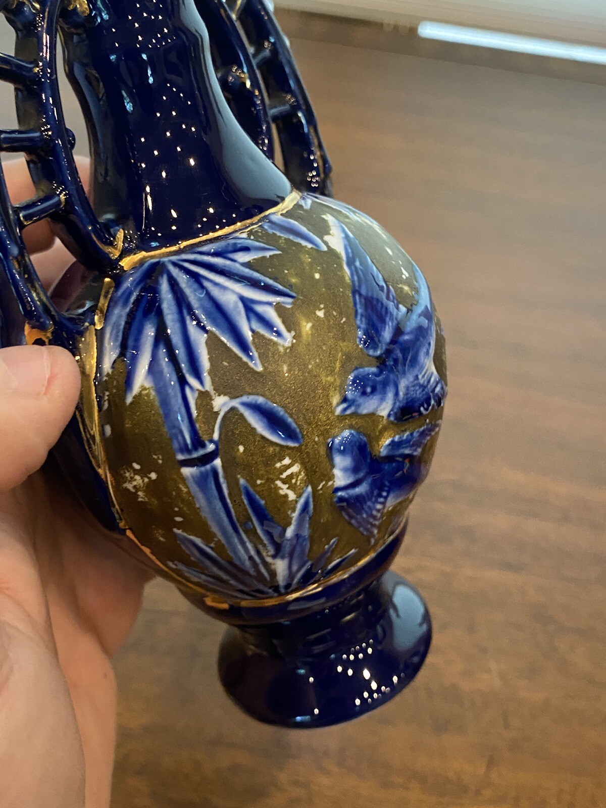 BEAUTIFUL VTG Blue/Gold HAND PAINTED Birds In Nature Scene Porcelain Vase 6.75″H