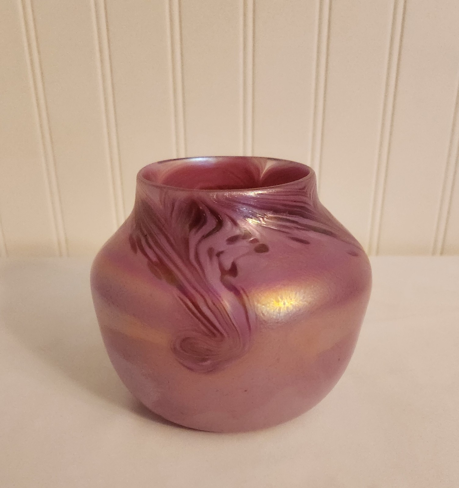 VTG Nuance Pink Iridescent Swirl Pulled Feather Hand Blown Vase New Orleans 1989