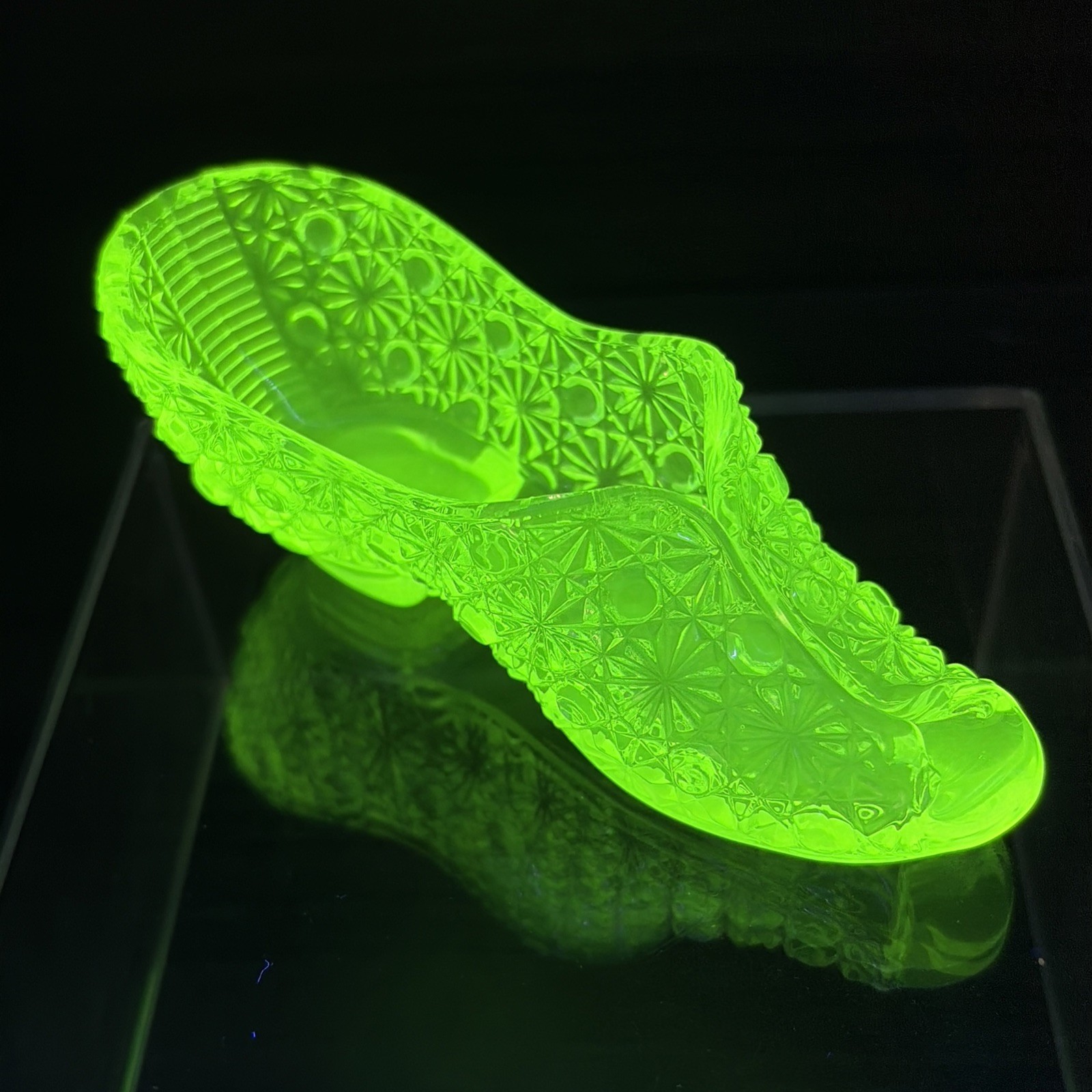 Degenhart Daisy & Button Slipper Shoe 4.75″ Vaseline Uranium Glass UV Glow VTG