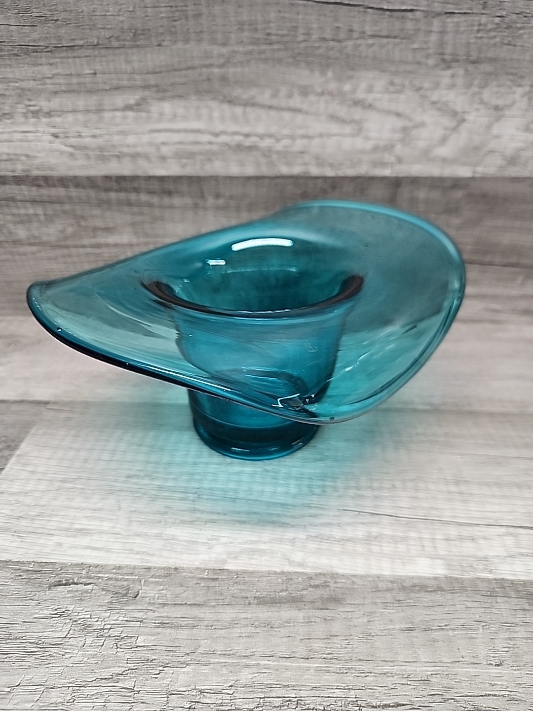 L.E. Smith Art Glass Hand Blown Teal Blue Glass Top Hat Vase 7-1/2″ W x 3-3/4″ H