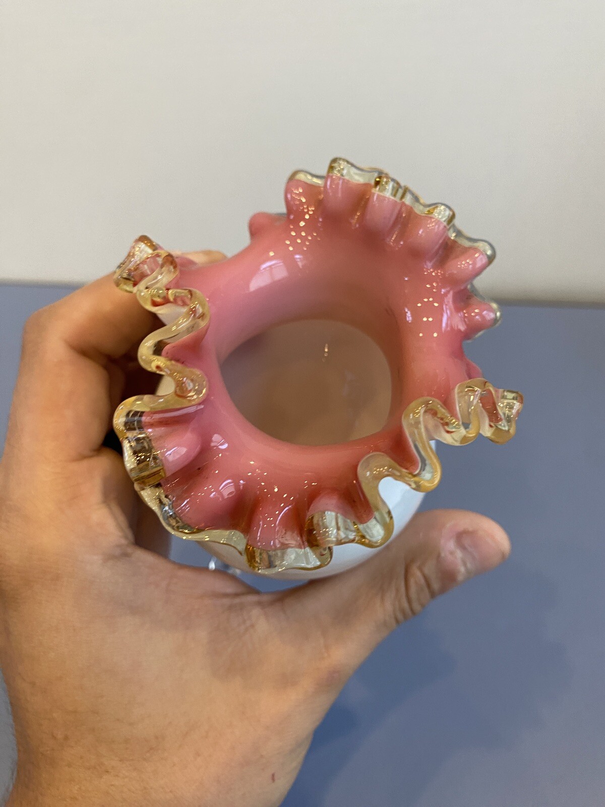 ANTIQUE VICTORIAN Pink & White Glass Amber Ruffled Rim Vase W/Clear Base 4.75″H