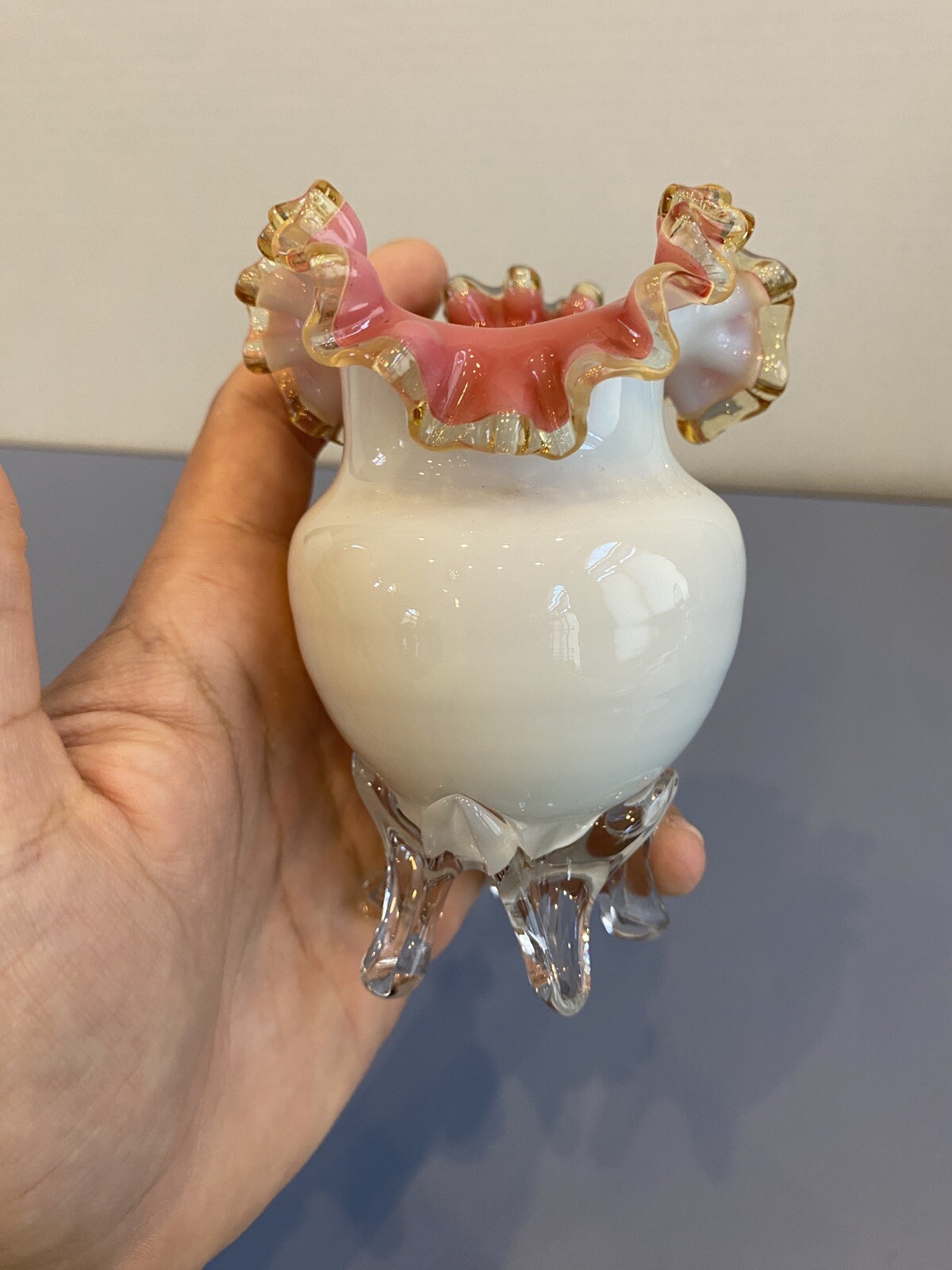 ANTIQUE VICTORIAN Pink & White Glass Amber Ruffled Rim Vase W/Clear Base 4.75″H