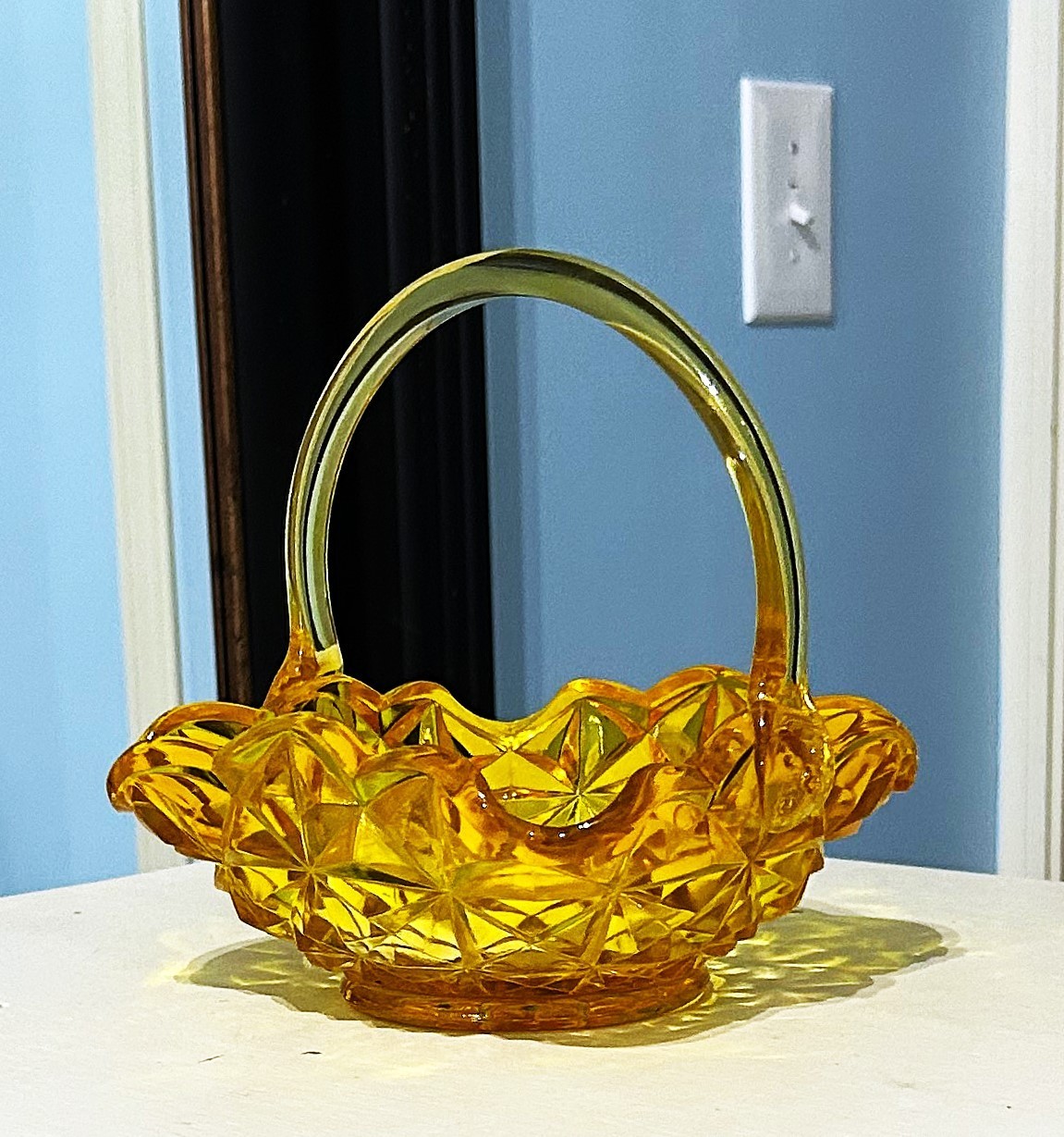 VINTAGE INDIANA GLASS MONTICELLO YELLOW MIST SQUARE BASKET WITH HANDLE..MUST SEE