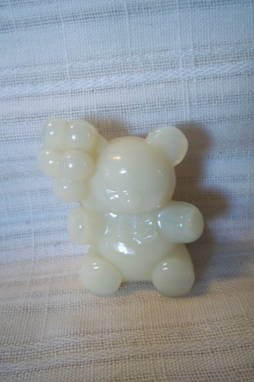 Boyd Glass Figurine Patrick the Bear with Balloons CREAM / IVORY