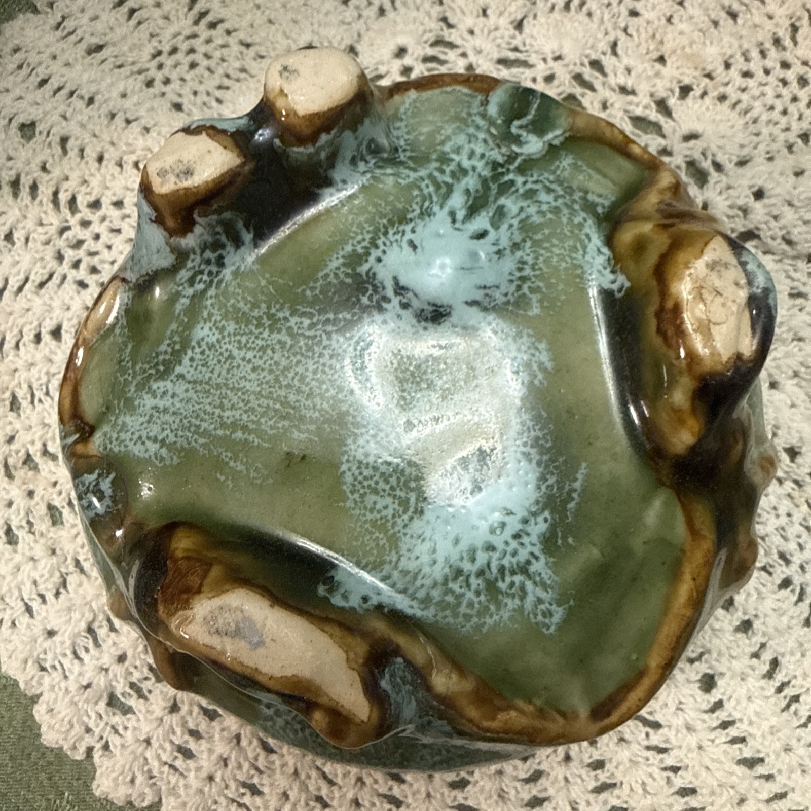 Vintage Majolica Style Aged Handcrafted Pot Pottery Bowl 3 Green Frogs Figurines