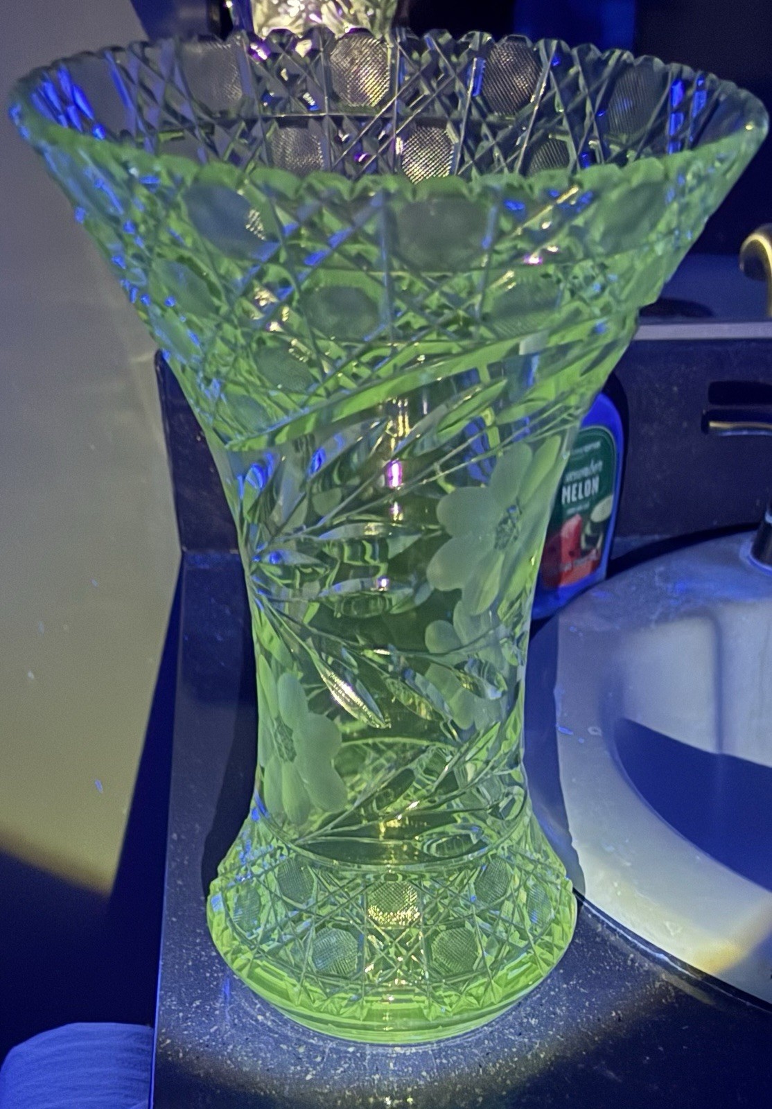 AMERICAN BRILLIANT HUGE 12” CORSET VASE GLOWS GREEN WITH 365 UV LIGHT 1887-1916