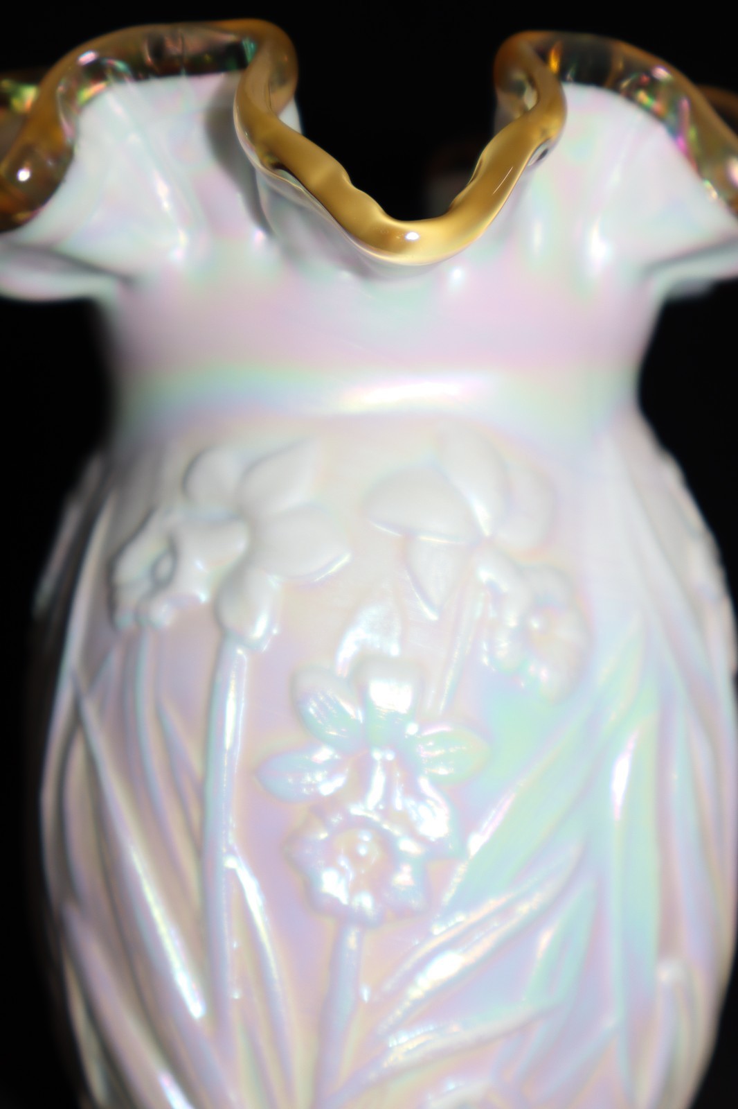 FENTON IRIDESCENT DAFFODIL VASE HONEYCREST RIM 5 1/2″ TALL
