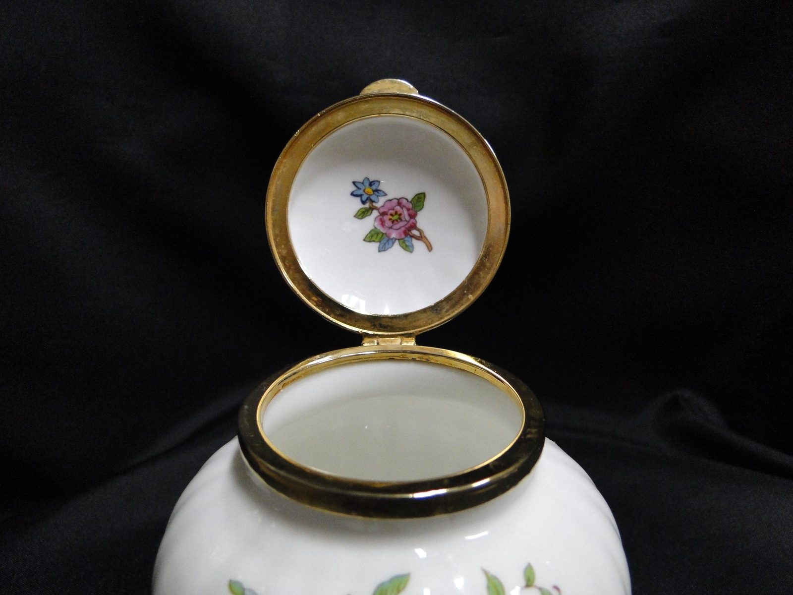 Aynsley Pembroke, Bird & Florals: Round Footed Box & Hinged Lid, 3 7/8″ Tall