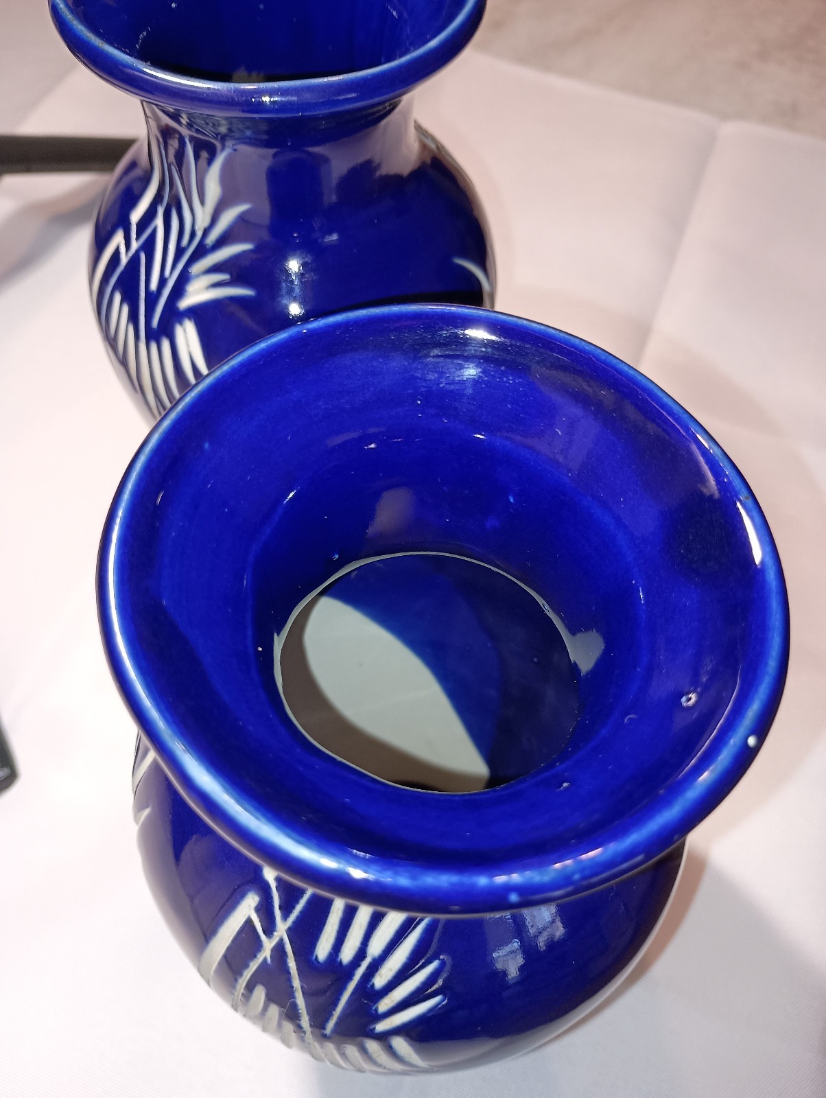VINTAGE ASIAN INSPIRED COBALT BLUE POTTERY ETCHED BAMBOO DESIGN PAIR VASES