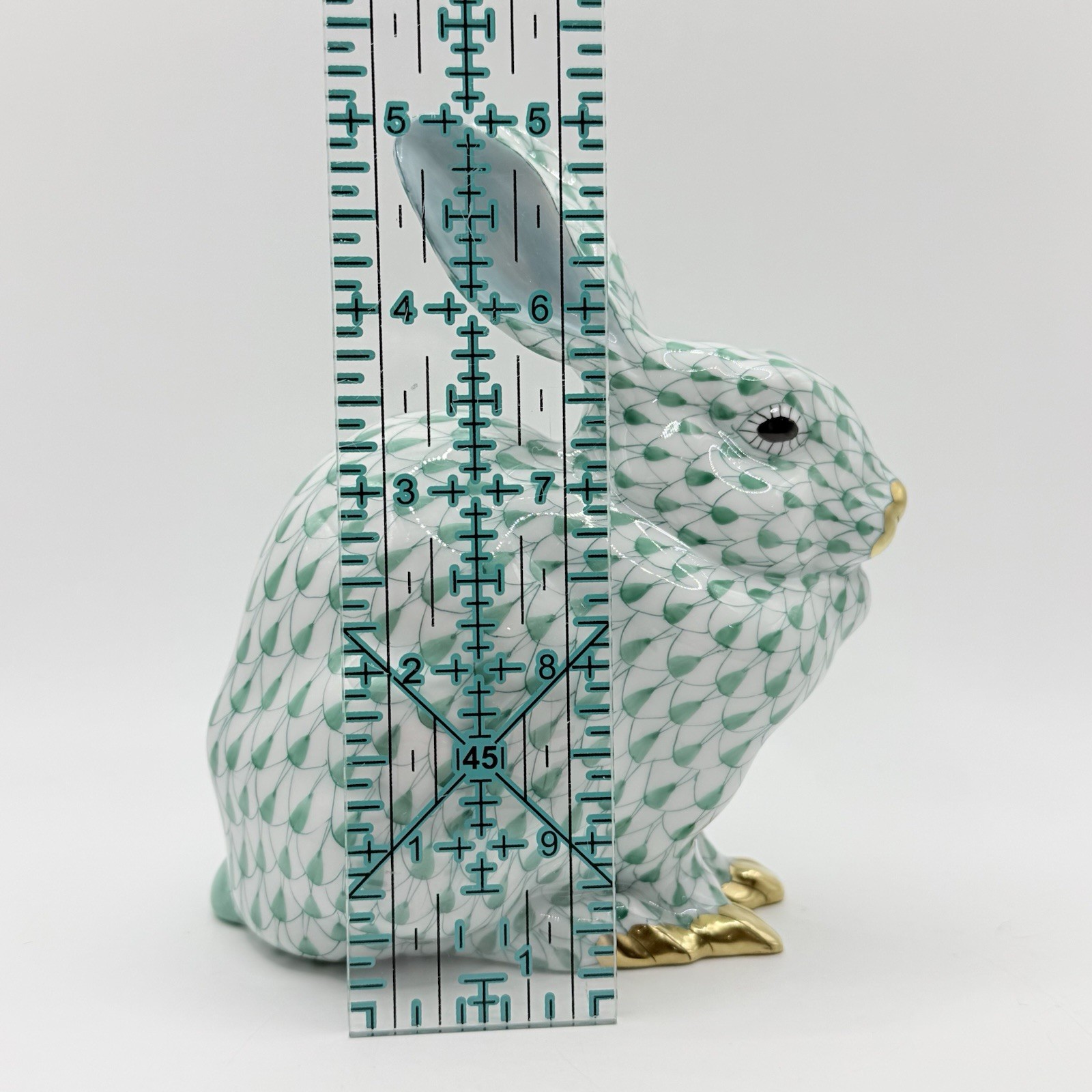 Herend Figurine – Bunny / Rabbit Sitting 15305 – Green Fishnet Excellent Cond