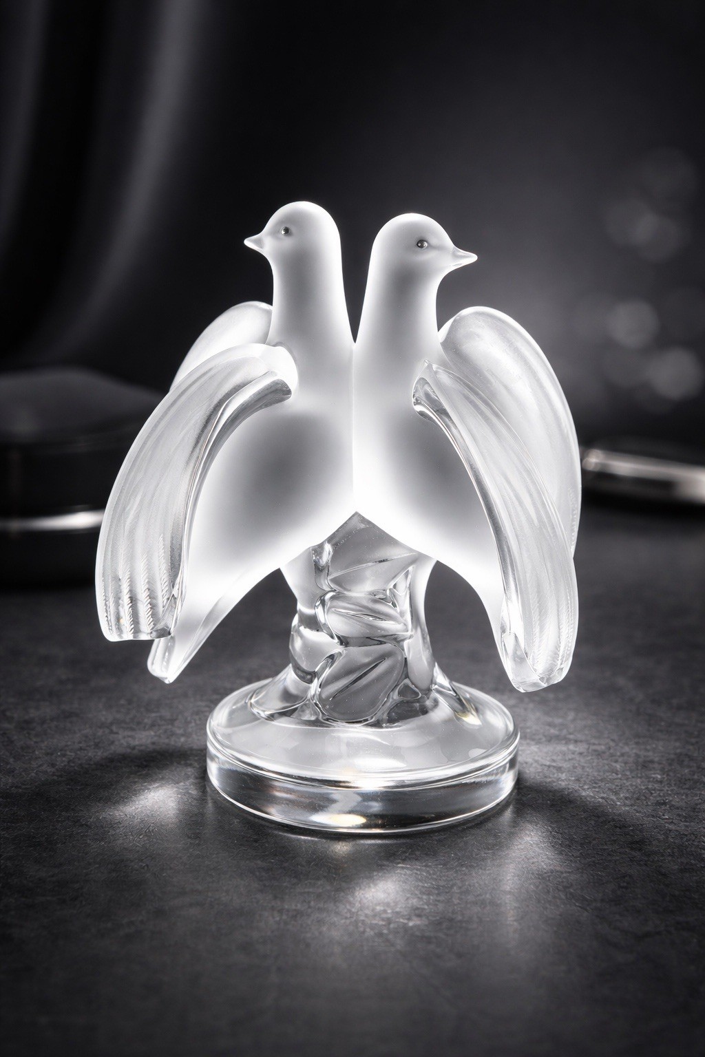 Lalique “Ariane” doves 8.5” figurine, Frosted And Polished Crystal Item # 11638