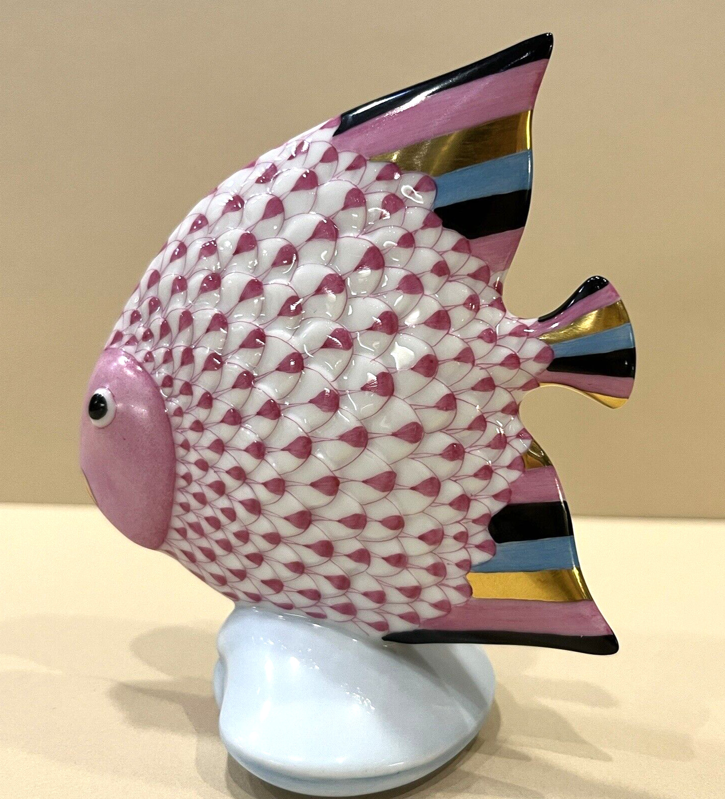 Herend Figurine – Larger Fish On Shell 4.25 ” H – Pink / Raspberry Fishnet