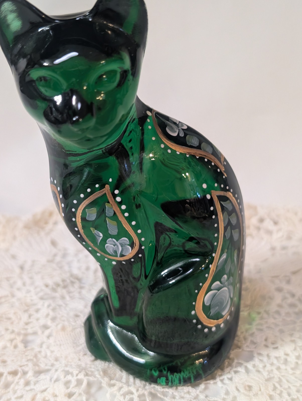 Vintage Fenton Glass Emerald Green 5″ Cat Vintage 2000 Floral with Gold Accents