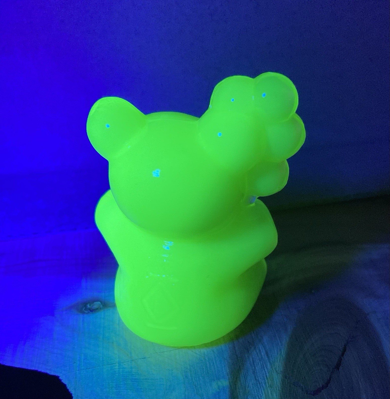 Boyd Art Glass Patrick the Bear in Primrose w/ Uranium 1992 Excellent condition