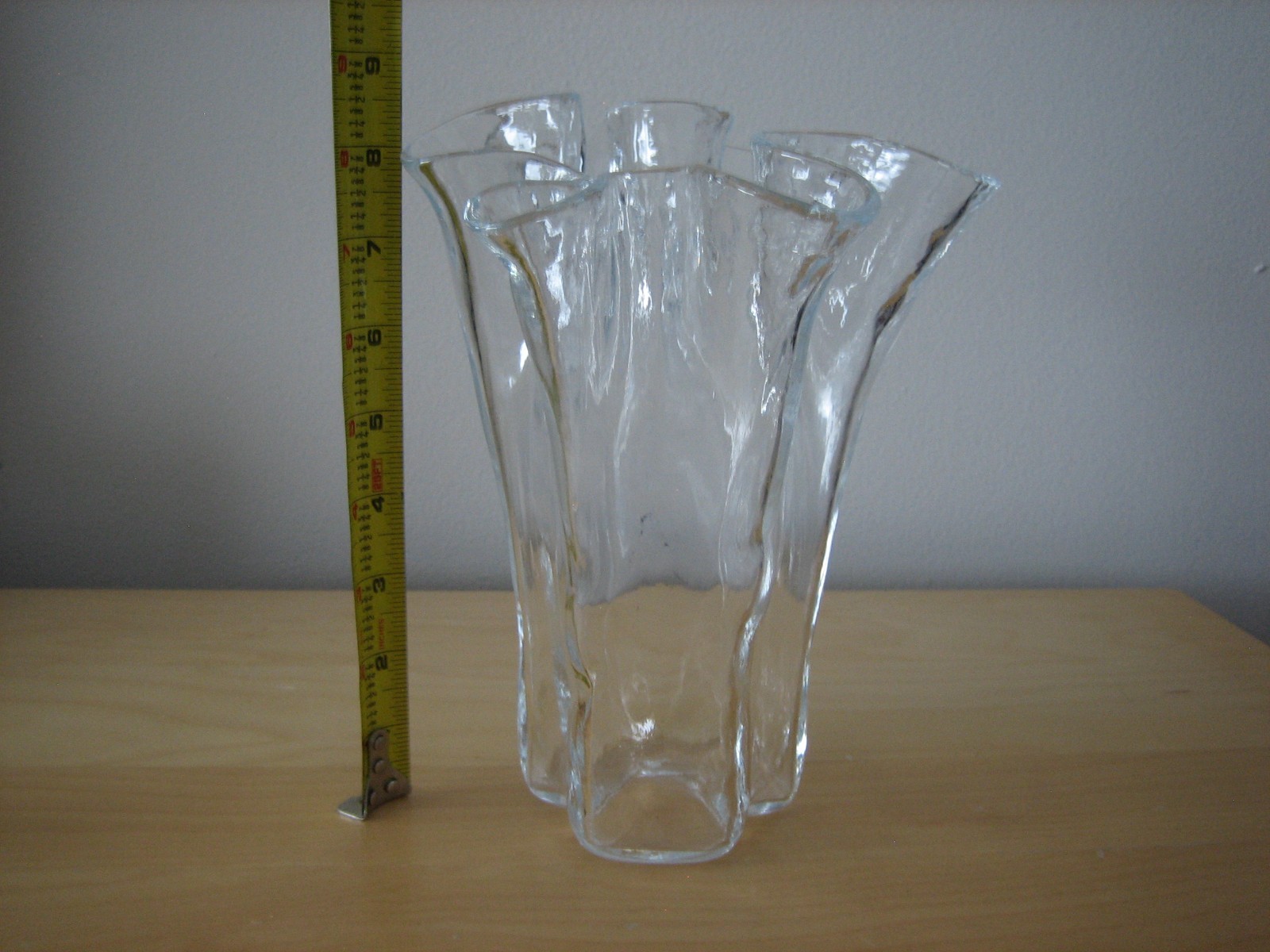 VINTAGE EVA MUURLA FINLAND RUFFLED 8” HANKERCHIEF GLASS BLOWN VASE