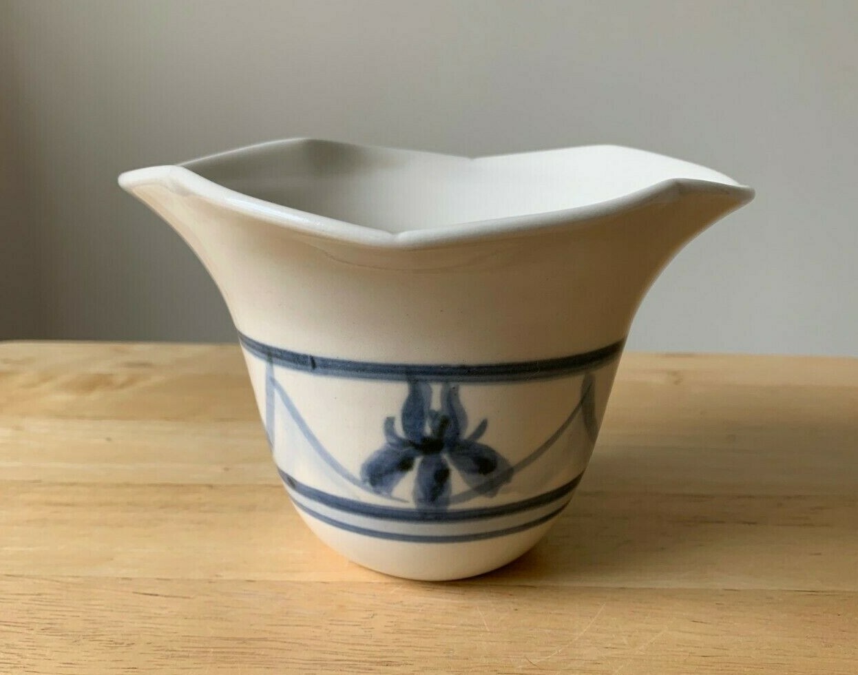 NANCY BISHOP VIRGINIA POTTER Blue Iris Frog Vase – VGUC