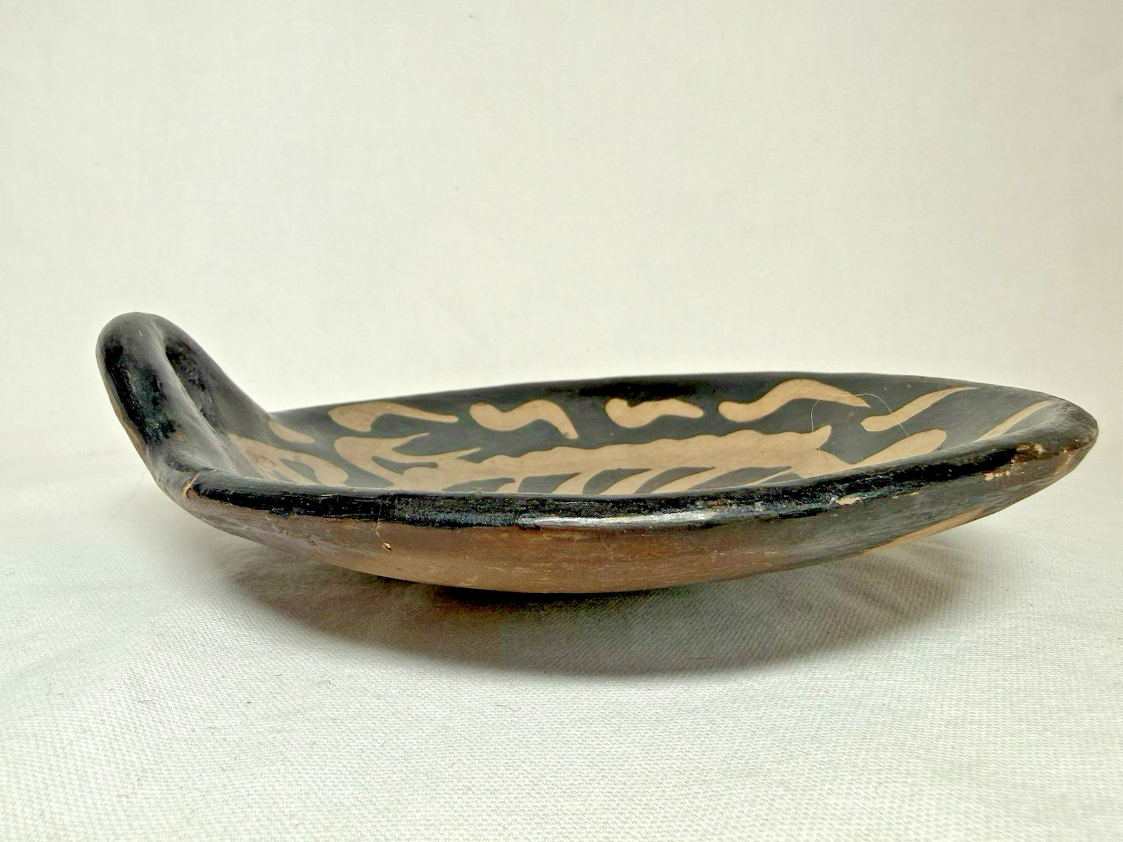 Vintage Lenca Hand Crafted Honduran Pottery Tortuga Art Black plate Bowl 7″ x8 “