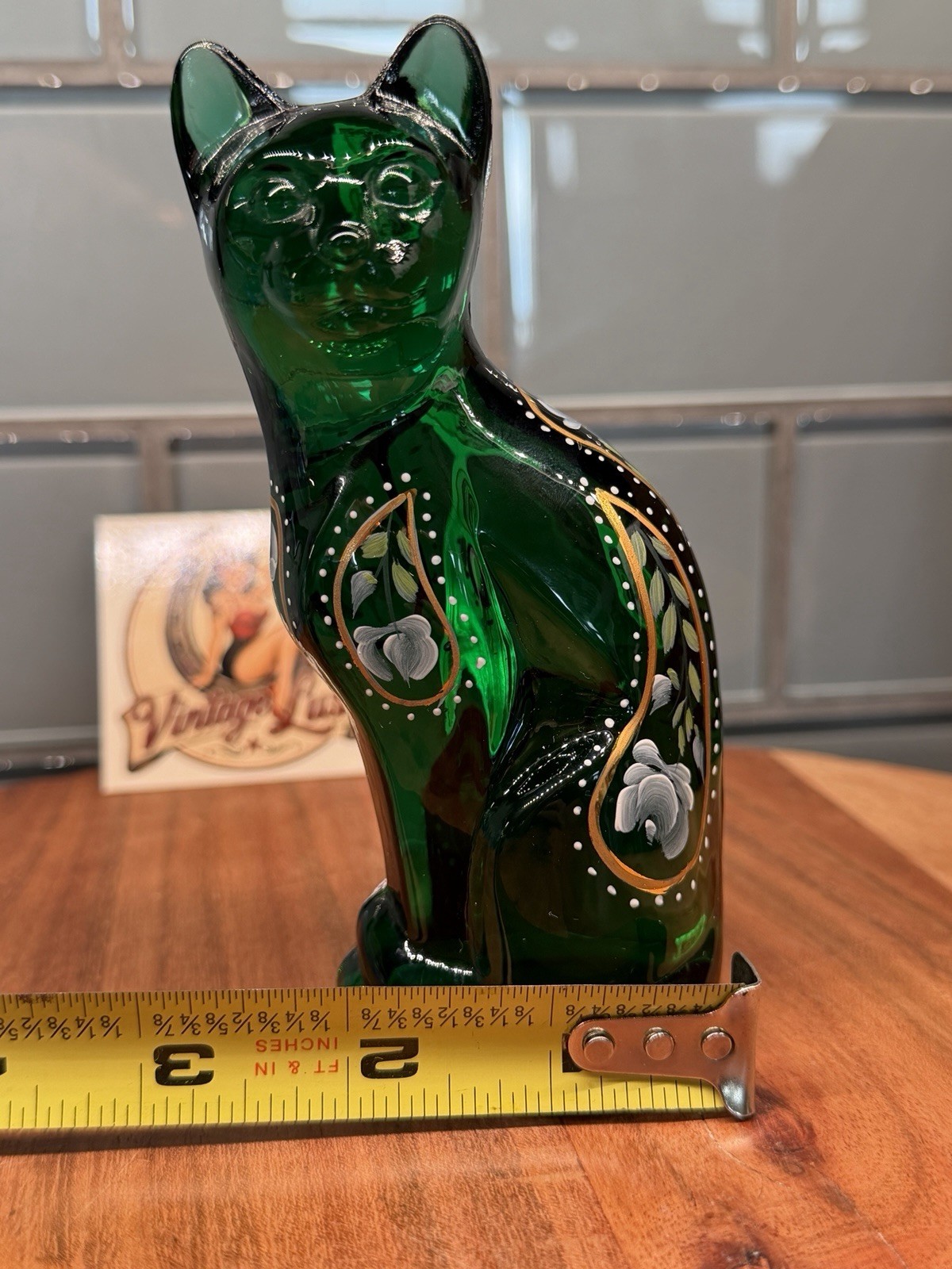 FENTON CAT 5 3/8″ HP FLORAL ON EMERALD GREEN ARTIST D. CUTSHAW 1970